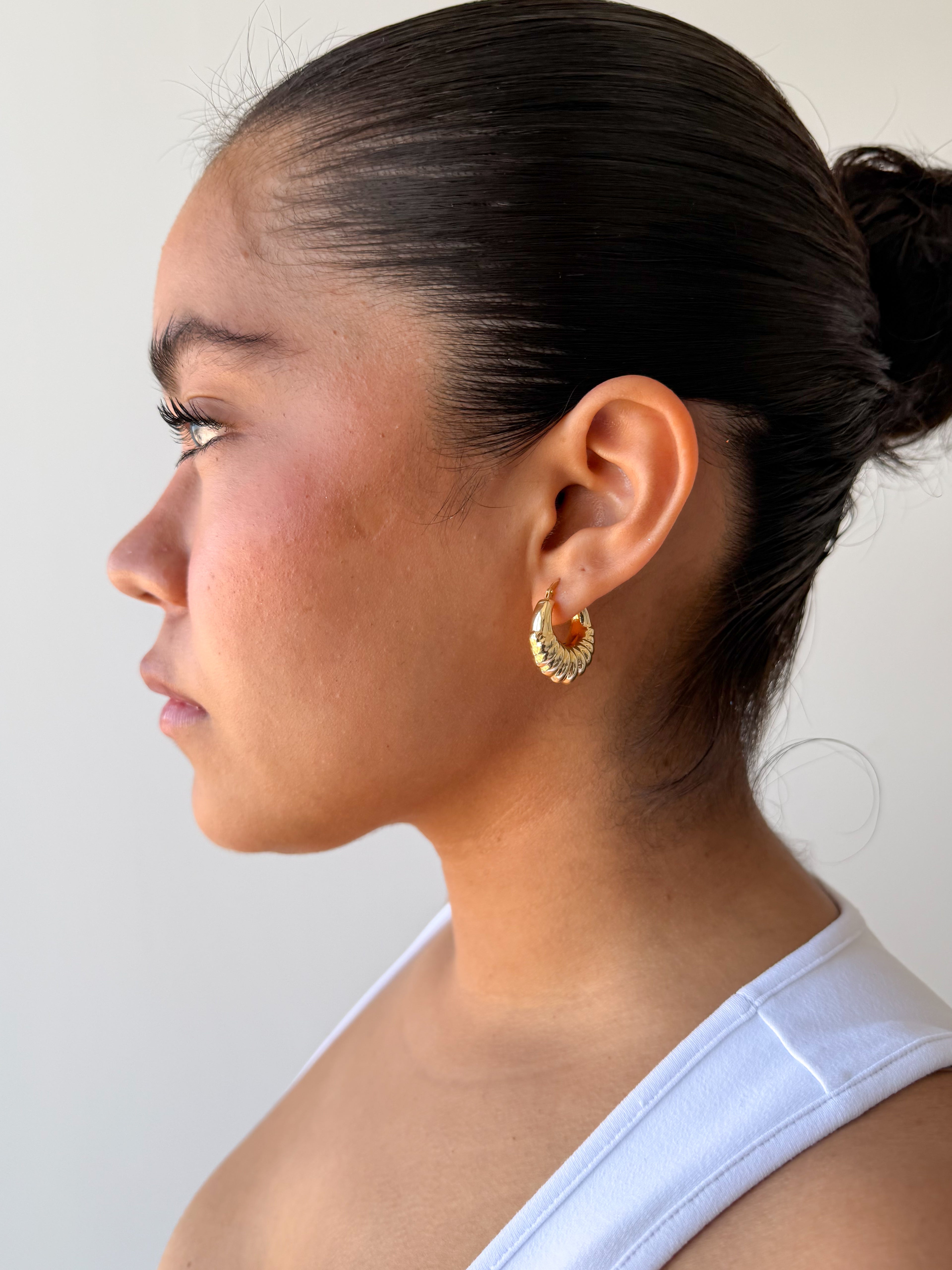 Model wearing senoe 14k solid gold hoop earrings 