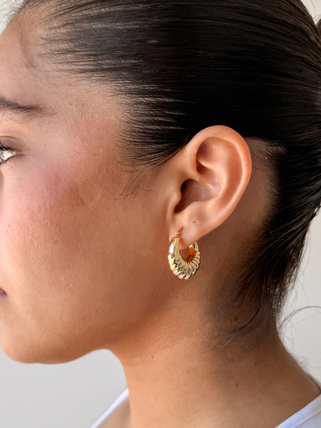 SENOE Ribbed Hoop Earrings  — 14K Yellow Gold