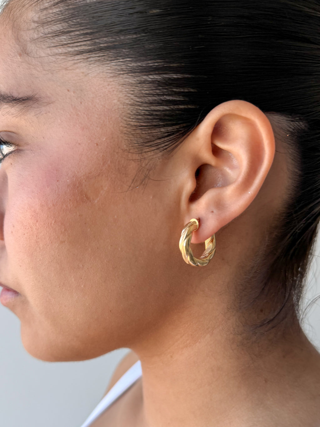 SENOE Twisted Hoop Earrings — 14K Yellow Gold