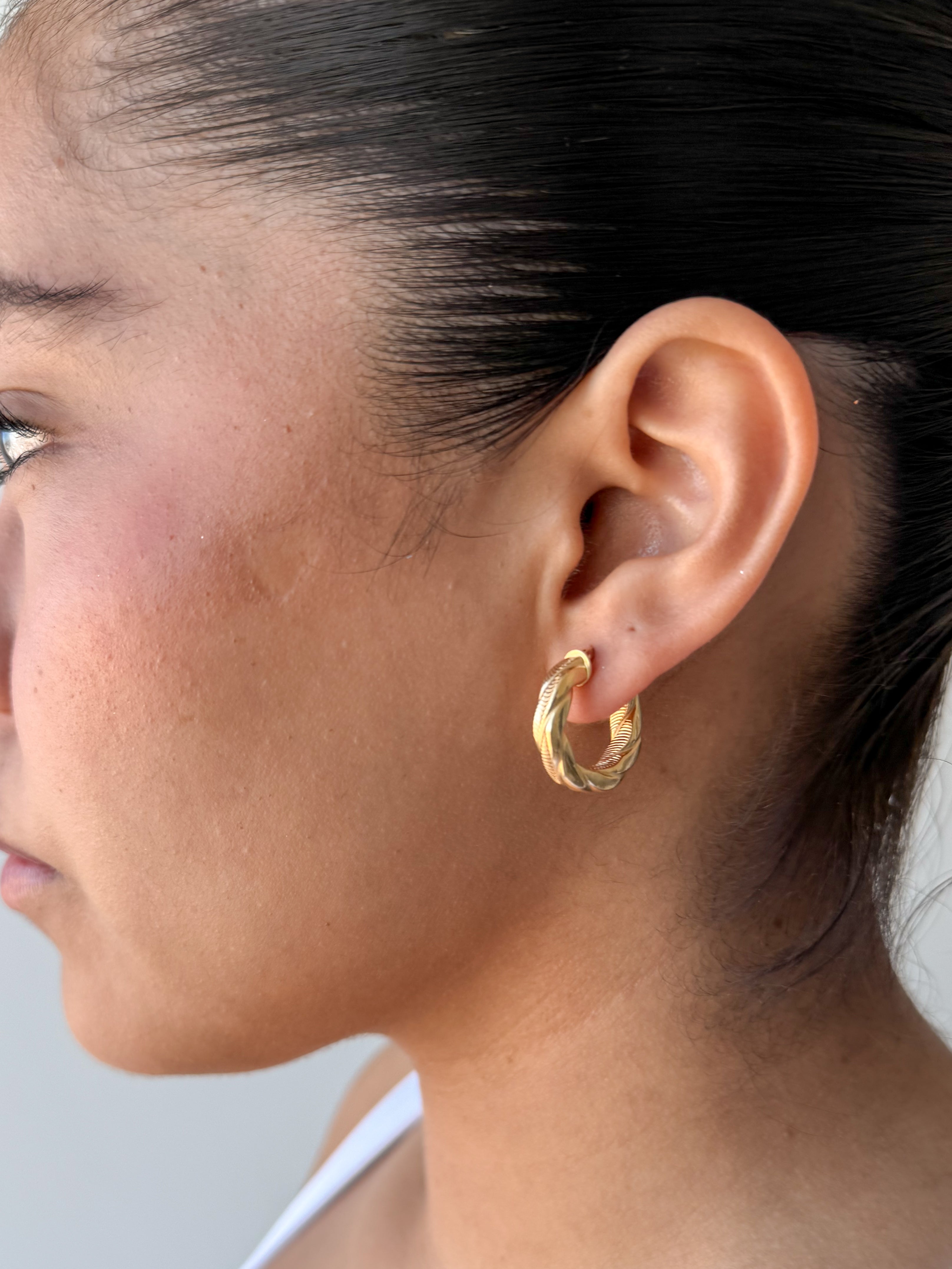 SENOE Twisted Hoop Earrings — 14K Yellow Gold