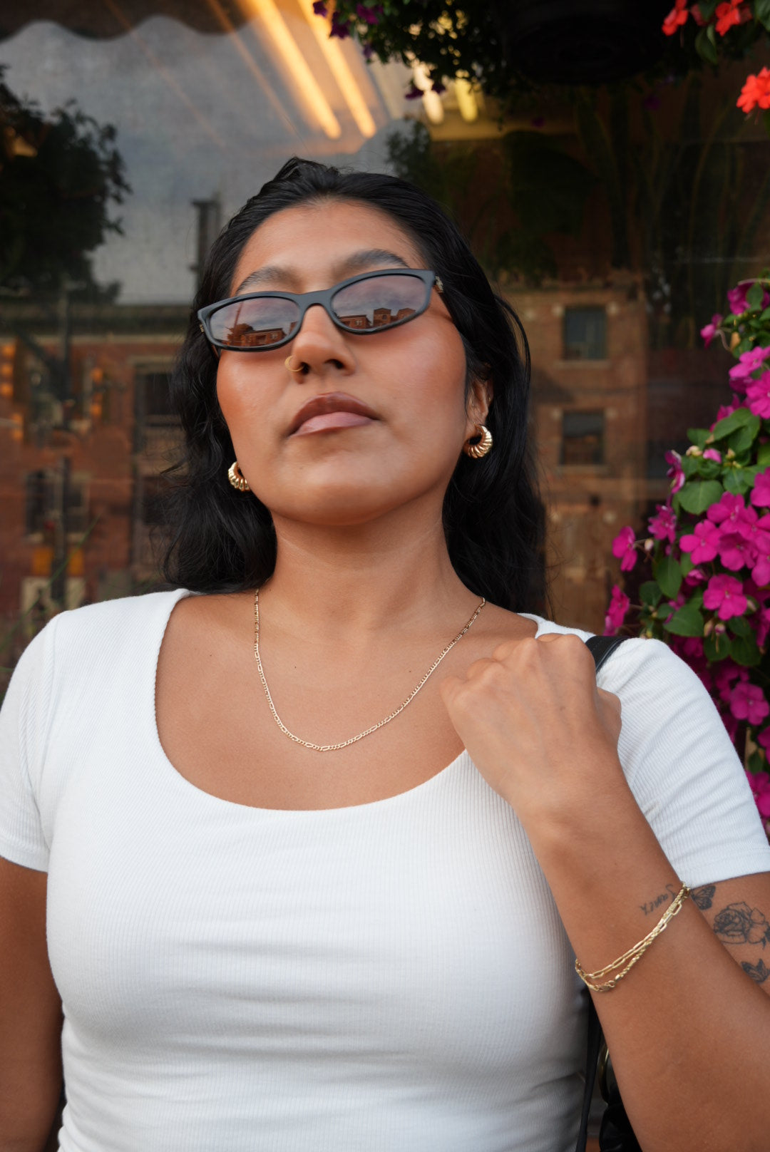 Model wearing the senoe 10K yellow gold Figaro chain necklace 