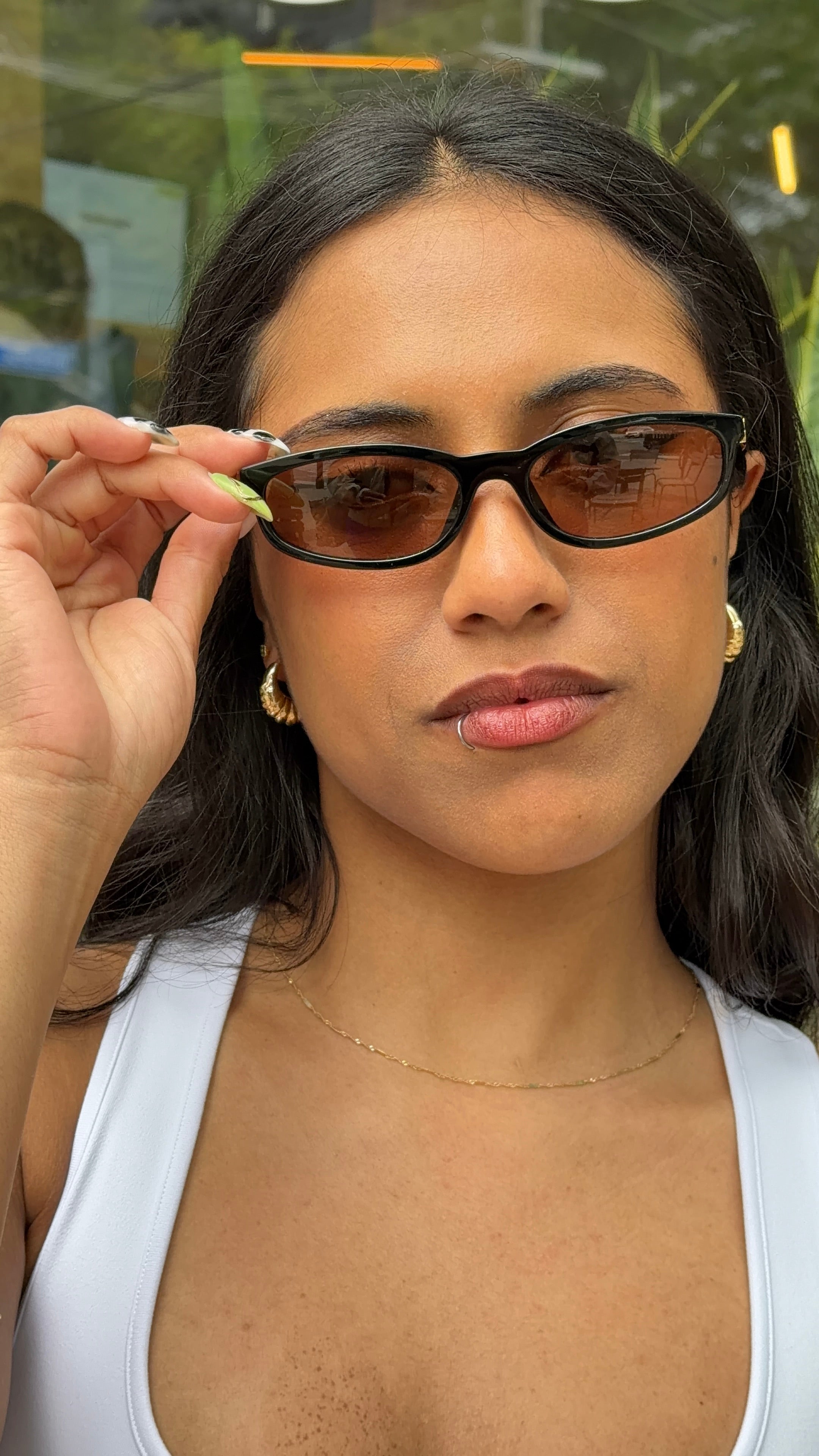 model wearing the senoe 10k yellow gold singapore chain necklace 