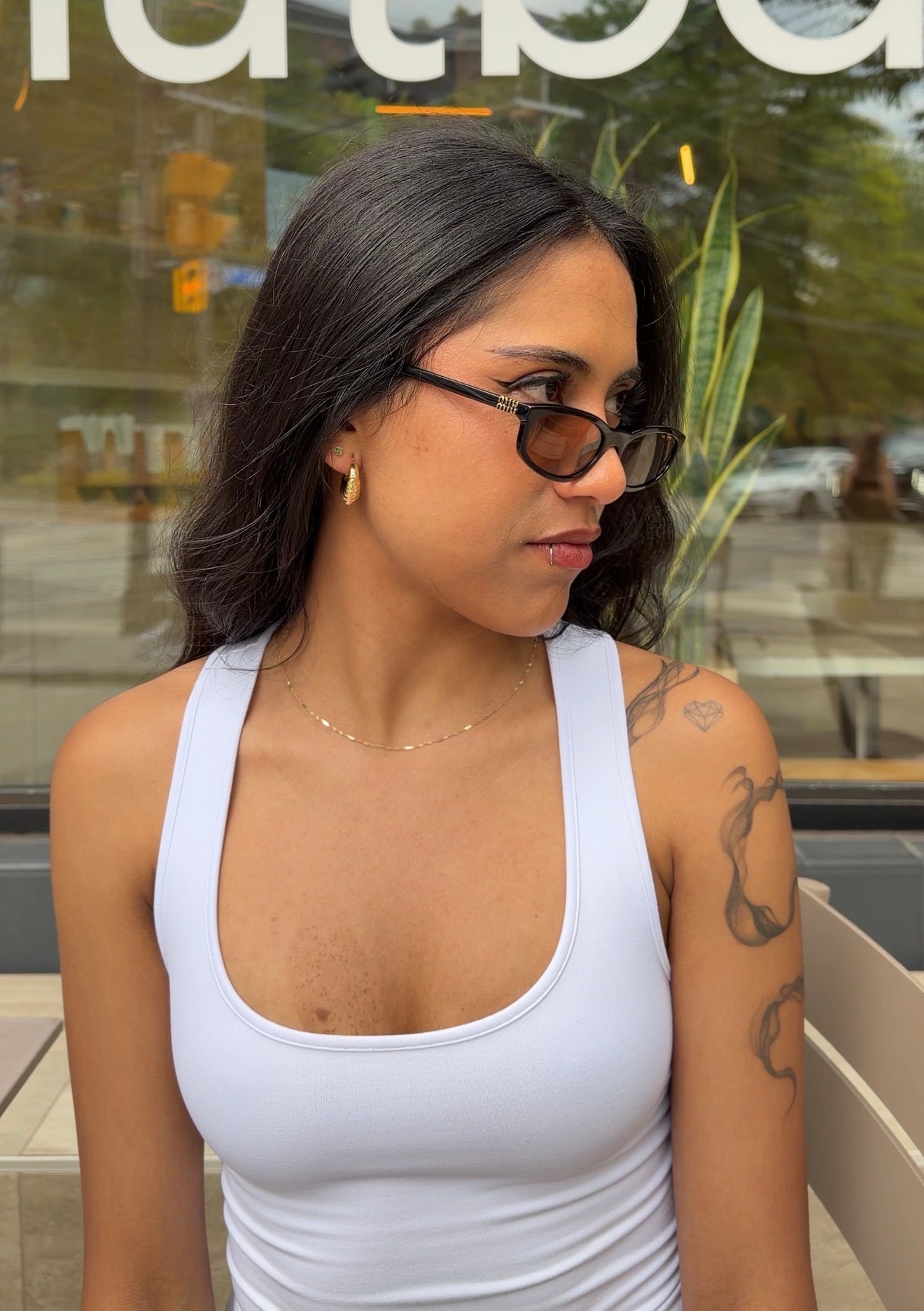 model wearing the senoe 10k yellow gold singapore chain necklace 
