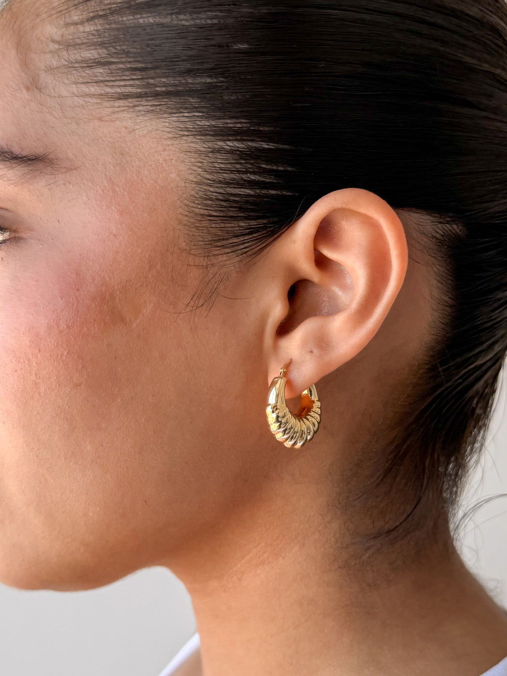 senoe-ribbed-hoop-earrings-14k-yellow-gold