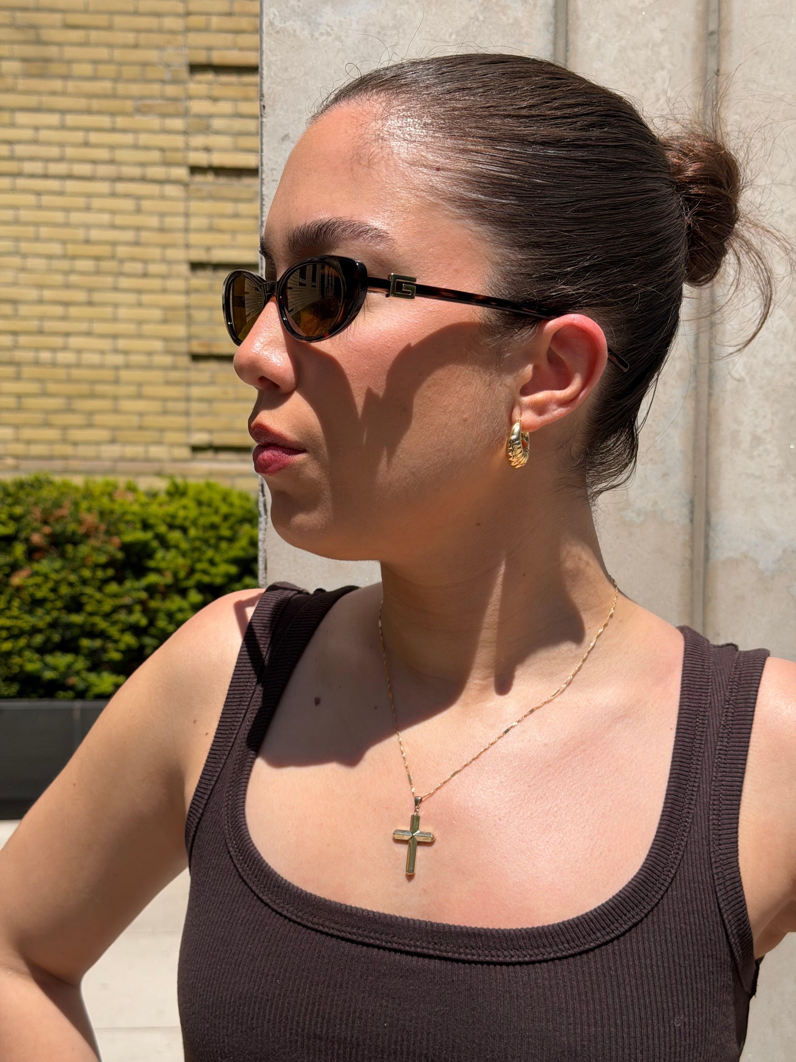 model wearing senoe ribbed hoop earrings in 14k yellow gold 