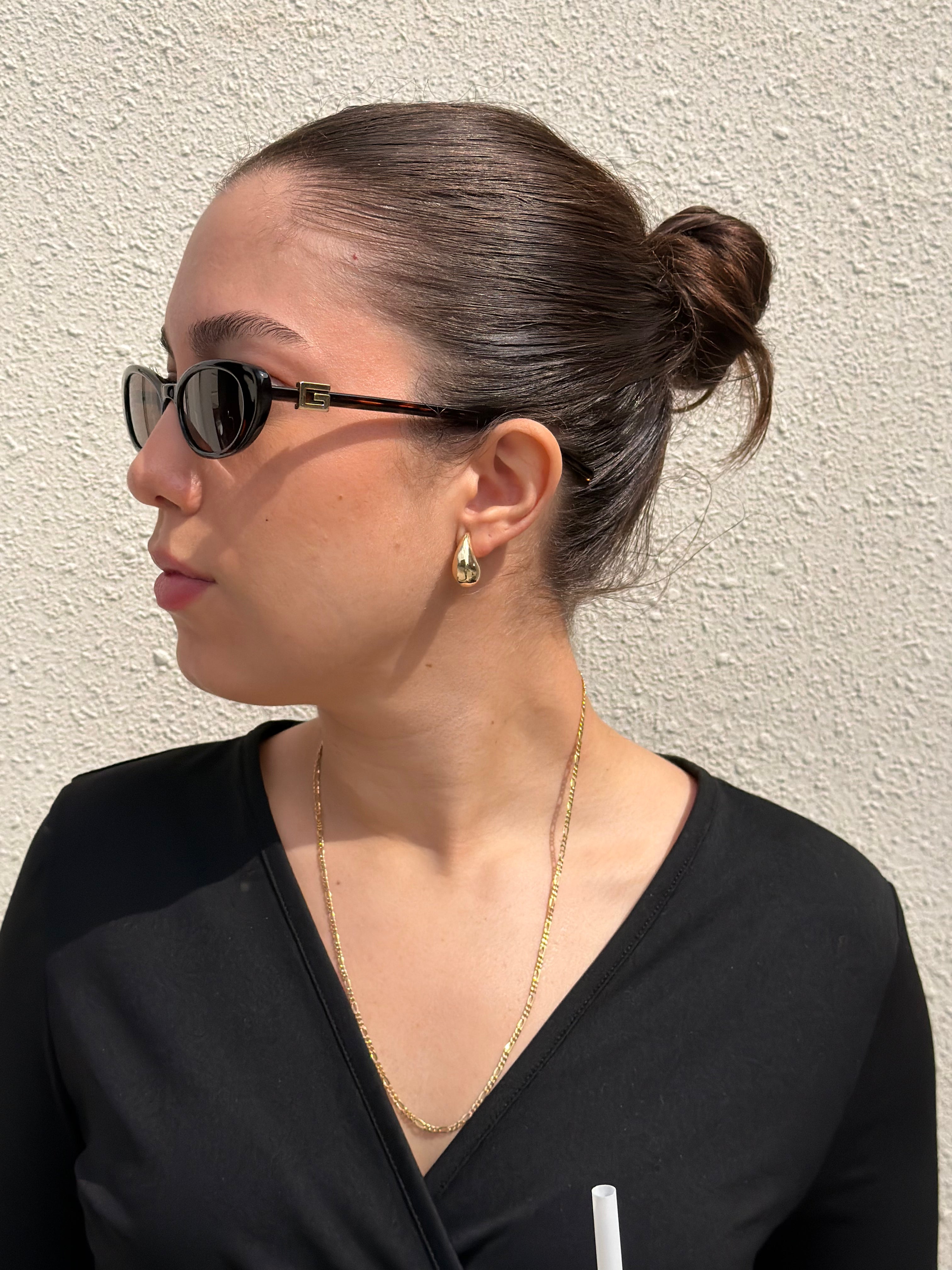 minimal everyday look featuring senoe solid gold teardrop earrings 