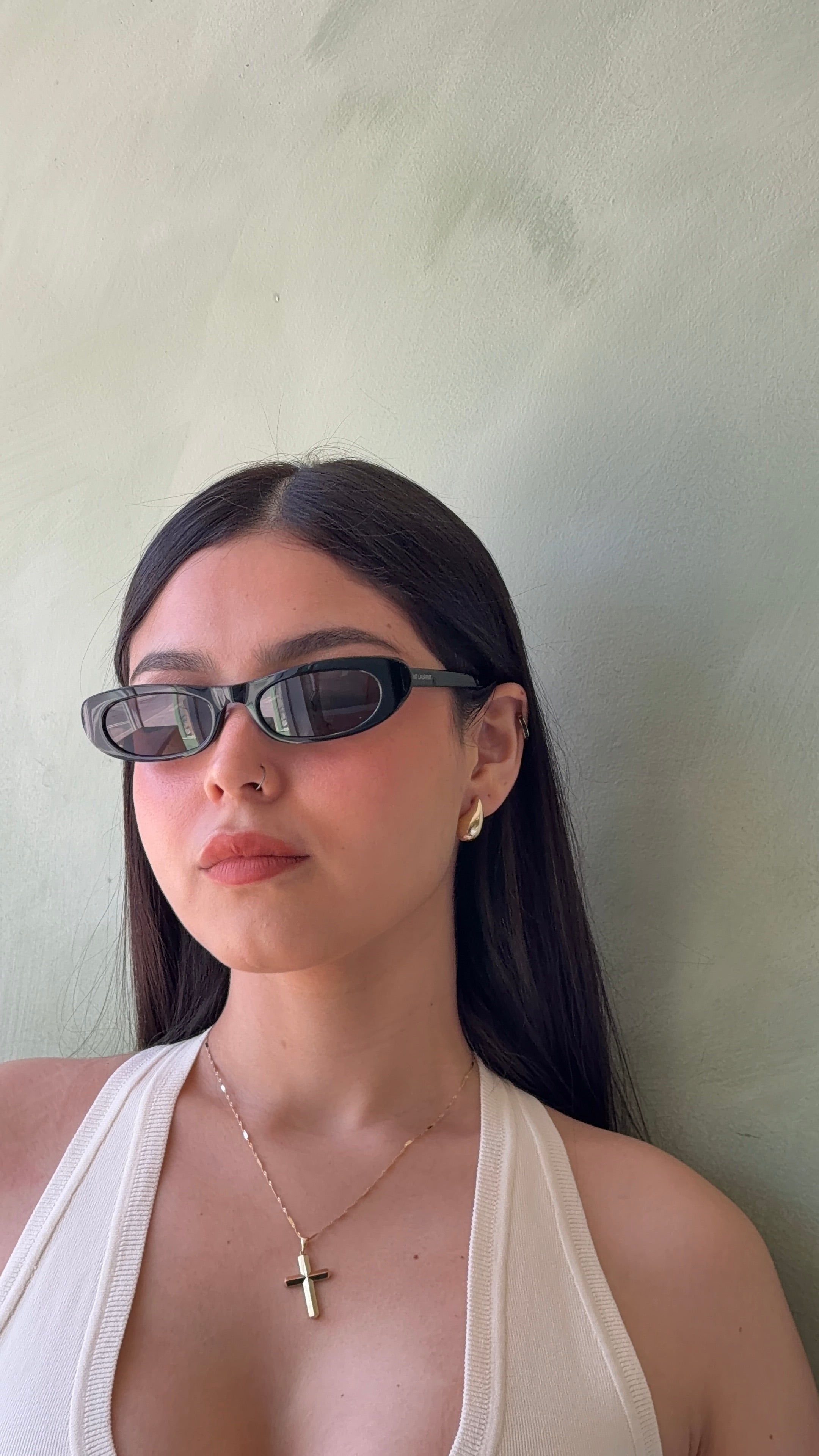 model wearing senoe teardrop stud earrings and gold chain necklace 